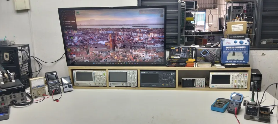 Bancada e loja da Teksys Eletrônica em Pindamonhangaba